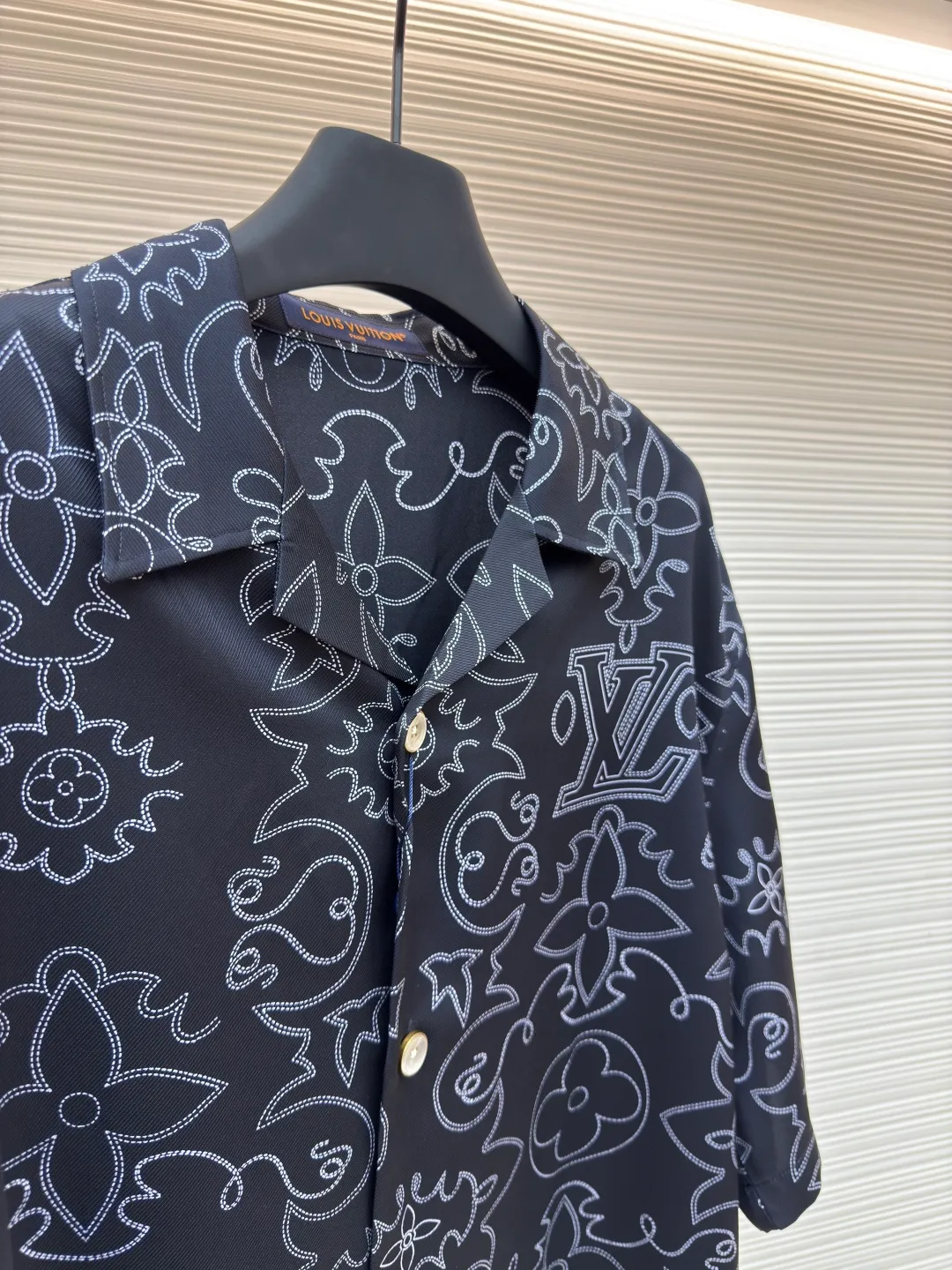 LOUIS VUITTON line double-sided printed shirt ●Authentic product: purchased and developed for 14900 ●Item number: 1680401-B05 ●Fabric: Tencel fabric ●Technology: Printing production ●Version: fitted version ●Weight: about 255 grams ●Size: Before printing on the machine, the theodolite corrects the latitude and skew, and the pattern is printed on the surface and bottom at the same time. The pieces are accurately cut by laser burning in the later stage. It is equipped with an ancient gold base and is inlaid with a natural shell engraved hand-stitched button with letters. The overall wiring is straight and delicate, the fabric is comfortable and soft, and the color is consistent without color difference. It can be matched with the same style to create a fashionable look and control various occasions. Customized accessories, complete with three standards, same style for men and women!